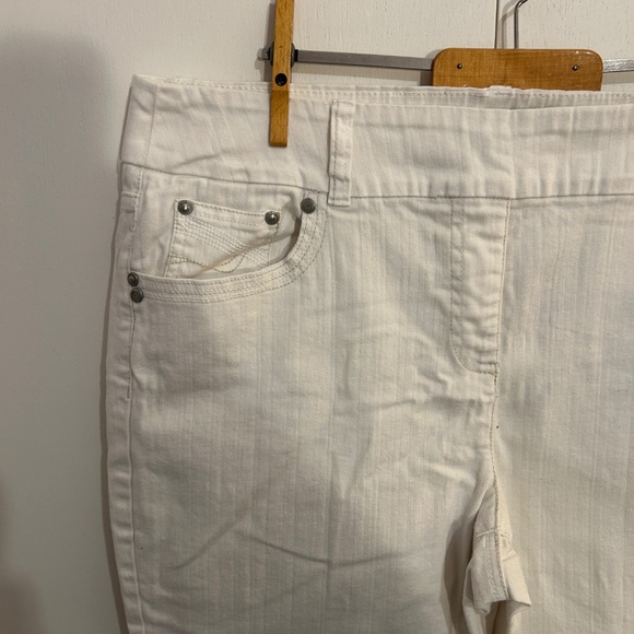 Reitmans Size 15 White Roll-Cuff Capri - Picture 10 of 11